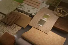 Amostras de materiais de acabamento: madeira, cortiça, terrazzo e metal