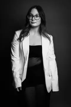 Retrato de Marina Lobato, de óculos e blazer claro